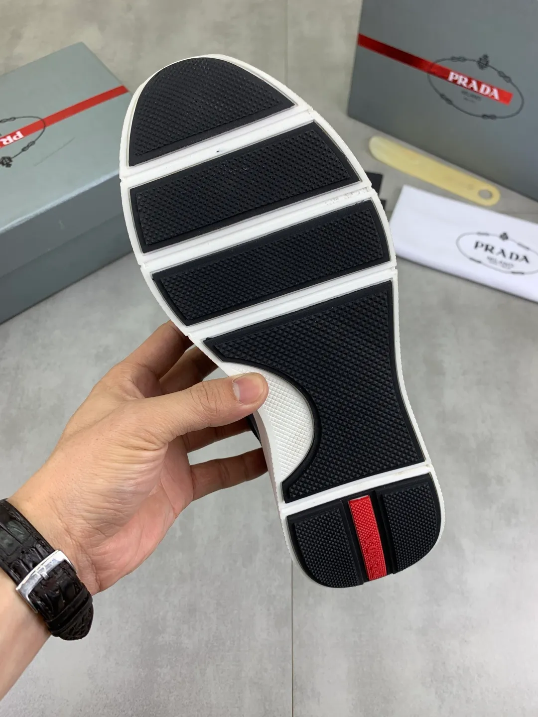 Men's men's shoes💰P600💰【New style】Top quality, classic popular models on the official website, timeless for a century,🆘 The trendy brand (Prada) mainly promotes popular models, avant-garde and versatile fashionable men's shoes, private version molding, cowhide surface splicing 1:1 oil edge processing... fashionable and simple, original imported cowhide interior cowhide feet; the atmosphere and personality are more fashionable, eye-catching and pursuing class. It will subvert old ideas and be a must-have for fashionistas who want to spend time with you! Must keep it! High-end comfort, high-end quality workmanship. Size: 38-44 4️⃣ colors available. full package